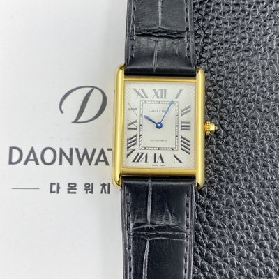 [까르띠에] 남성용 2025신상! 탱크 루이스 18K 옐우골드 38.1mm 악어가죽 오토매틱 무브먼트 화이트 다이얼 car69385