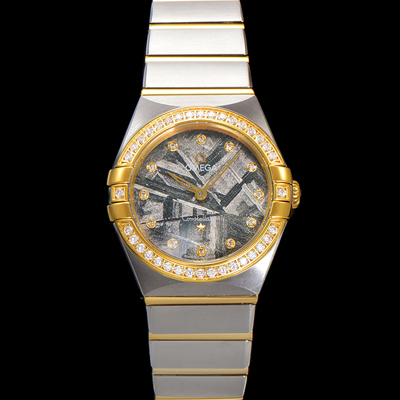 [오메가] 여성용 컨스틀레이션 131.25.28.60.99.002 옐로우골드 다이아몬드 세팅 베젤 28mm 쿼츠 무브먼트 메테오라이트 다이얼 omg0148