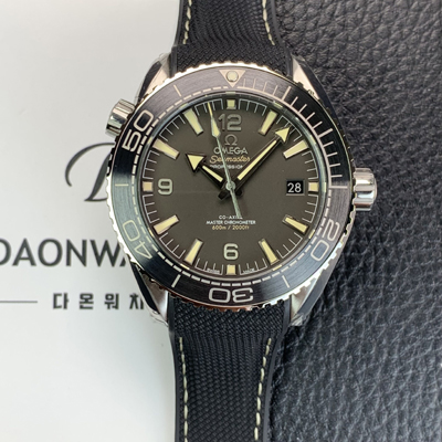 [오메가] 남성용 씨마스터 신제품 215.32.44.21.01.002 플래닛 오션 600m 코-액시얼 마스터 크로노미터 43.5mm 오토매틱 Cal.8900 타입 우레탄줄 딤그레이 다이얼 omg0189