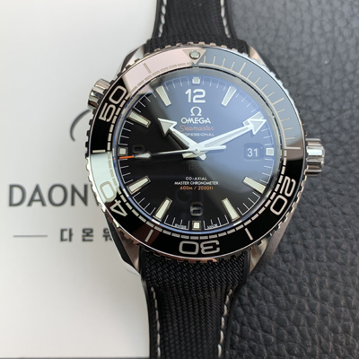 [오메가] 남성용 씨마스터 신제품 215.33.44.21.01.001 플래닛 오션 600m 코-액시얼 마스터 크로노미터 43.5mm 오토매틱 Cal.8900 타입 우레탄줄 블랙 다이얼 omg0190