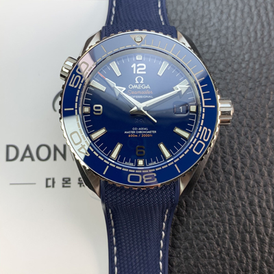 [오메가] 남성용 씨마스터 신제품 215.33.44.21.03.001 플래닛 오션 600m 코-액시얼 마스터 크로노미터 43.5mm 오토매틱 Cal.8900 타입 우레탄줄 블루 다이얼 omg0192
