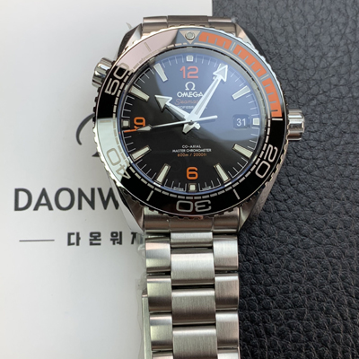 [오메가] 남성용 씨마스터 신제품 215.30.44.21.01.002 플래닛 오션 600m 코-액시얼 마스터 크로노미터 43.5mm 오토매틱 Cal.8900 타입 메탈줄 블랙 다이얼 omg0196