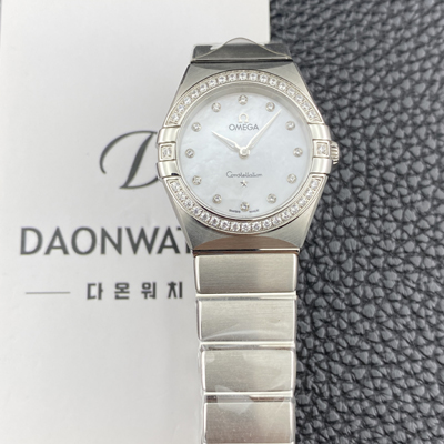 [오메가] 여성용 컨스틀레이션 맨해튼 131.15.28.60.55.001 다이아몬드 세팅 베젤 28mm 쿼츠 Cal.4061무브먼트 화이트 자개 다이얼 omg0222