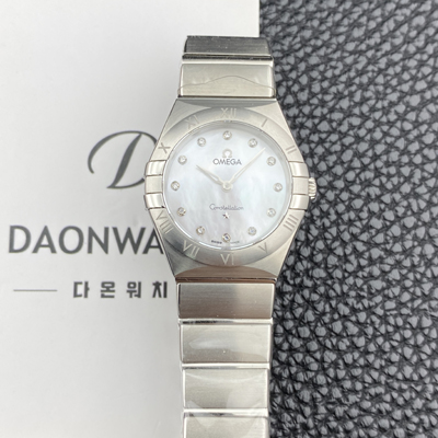 [오메가] 여성용 컨스틀레이션 맨해튼 131.10.28.60.55.001 쿼츠 Cal.4061무브먼트 28mm 화이트 자개 다이얼 omg0223
