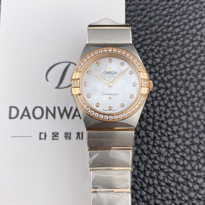[오메가] 여성용 컨스틀레이션 맨해튼 131.25.28.60.55.001 로즈골드 다이아몬드 세팅 베젤 28mm 쿼츠 Cal.4061무브먼트 화이트 자개 다이얼 omg0225