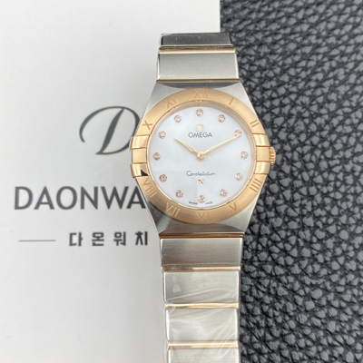 [오메가] 여성용 컨스틀레이션 맨해튼 131.20.28.60.55.001 로즈골드 28mm 쿼츠 Cal.4061무브먼트 화이트 자개 다이얼 omg0227