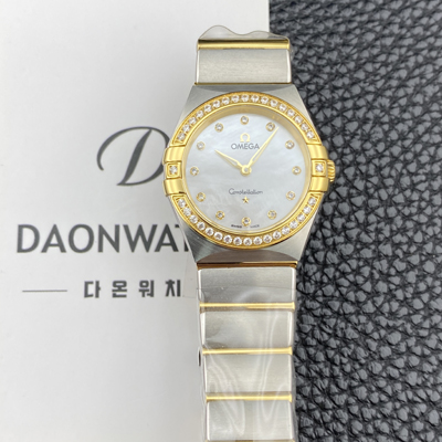 [오메가] 여성용 컨스틀레이션 맨해튼 131.25.28.60.55.002 옐우골드 다이아몬드 세팅 베젤 28mm 쿼츠 Cal.4061무브먼트 화이트 자개 다이얼 omg0228