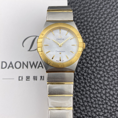 [오메가] 여성용 컨스틀레이션 맨해튼 131.20.28.60.05.002 옐우골드 28mm 쿼츠 Cal.4061무브먼트 화이트 자개 다이얼 omg0229