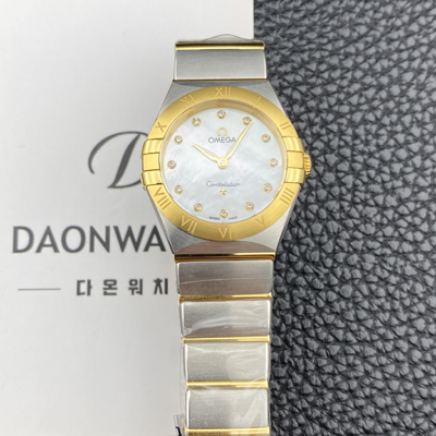 [오메가] 여성용 컨스틀레이션 맨해튼 131.20.28.60.55.002 옐우골드 28mm 쿼츠 Cal.4061무브먼트 화이트 자개 다이얼 omg0230