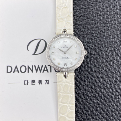 [오메가] 여성용 드빌 424.18.27.60.52.001 프레스티지 듀드롭 27.4mm 다이아몬드 쿼츠 무브먼트 화이트 자개 다이얼 omg0238