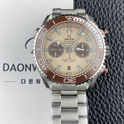 [오메가] 남성용 씨마스터 신제품 215.32.46.51.09.001 플래닛 오션 600m 코액시얼 마스터 크로노미터 45.5mm 크로노그래프 오토매틱 Cal.9900 타입 베이지 다이얼 omg0255