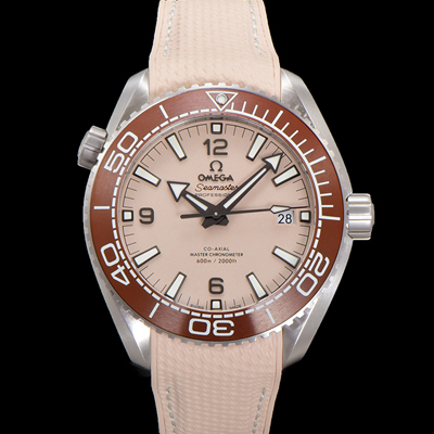 [오메가] 남성용 씨마스터 신제품 215.32.44.21.09.001 플래닛 오션 600m 코-액시얼 마스터 크로노미터 43.5mm 오토매틱 Cal.8900 타입 우레탄줄 베이지 다이얼 omg20250