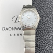 [오메가] 여성용 컨스틀레이션 맨해튼 131.15.28.60.55.001 다이아몬드 세팅 베젤 28mm 쿼츠 Cal.4061무브먼트 화이트 자개 다이얼 omg0222