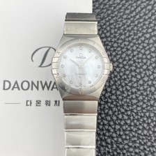 [오메가] 여성용 컨스틀레이션 맨해튼 131.10.28.60.55.001 쿼츠 Cal.4061무브먼트 28mm 화이트 자개 다이얼 omg0223