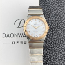 [오메가] 여성용 컨스틀레이션 맨해튼 131.20.28.60.55.001 로즈골드 28mm 쿼츠 Cal.4061무브먼트 화이트 자개 다이얼 omg0227