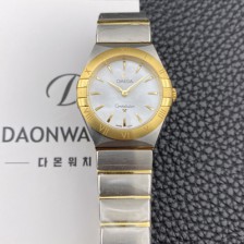 [오메가] 여성용 컨스틀레이션 맨해튼 131.20.28.60.05.002 옐우골드 28mm 쿼츠 Cal.4061무브먼트 화이트 자개 다이얼 omg0229